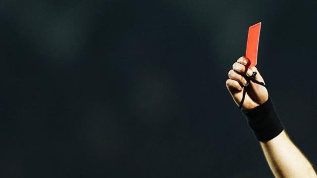 Một cầu thủ bị cấm thi đấu... 70 trận vì hành hung trọng tài ảnh 1