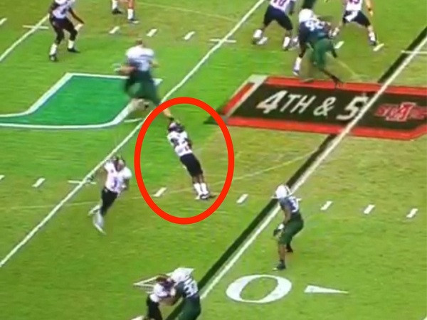 Cầu thủ bóng bầu dục tung chiêu "giả chết" độc nhất vô nhị ảnh 1