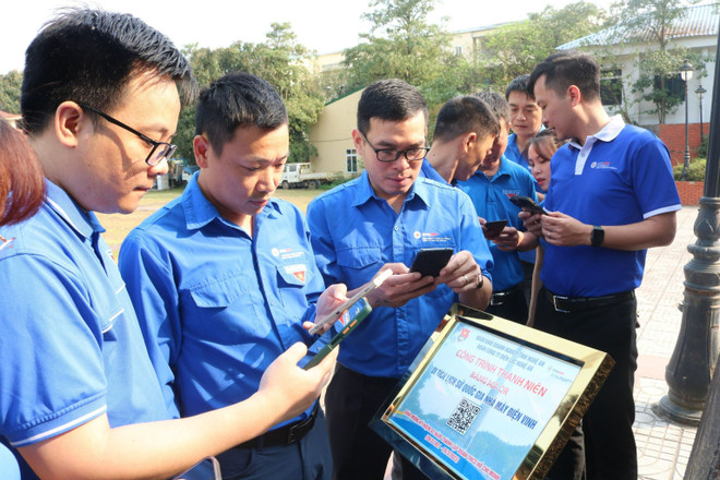 Thanh niên Nghệ An mã hóa thông tin tại các địa chỉ đỏ. (Ảnh: PV/Vietnam+) Ấn tượng với các hoạt động chuyển đổi số trong Tháng Thanh niên ảnh 3