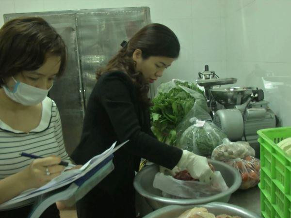 Hà Nội: Phụ huynh trực tiếp giám sát thực phẩm bữa ăn học đường ảnh 1