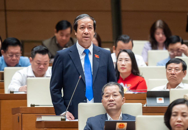 Bộ trưởng Nguyễn Kim Sơn trả lời chất vấn trước Quốc hội. (Ảnh: CTV/Vietnam+) Bộ GD-ĐT: Cả nước có gần 700 vụ bạo lực học đường trong hai năm qua ảnh 1