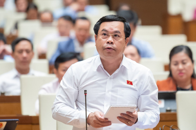 Đại biểu Vương Quốc Thắng chất vấn. (Ảnh: CTV/Vietnam+) Bộ GD-ĐT: Cả nước có gần 700 vụ bạo lực học đường trong hai năm qua ảnh 2