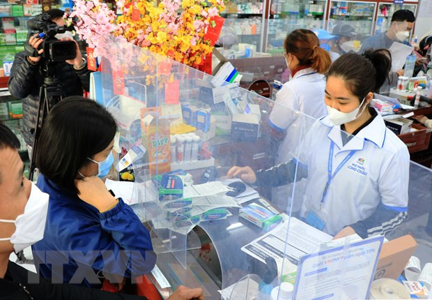 Đại biểu QH bức xúc vì người dân phải tự mua thuốc có trong bảo hiểm ảnh 1