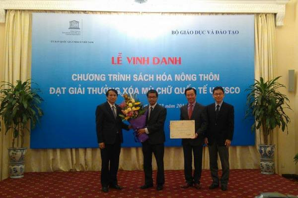 Lễ vinh danh chương trình "Sách hóa nông thôn Việt Nam" diễn ra sáng 16/12 tại Hà Nội. (Ảnh: PV/Vietnam+) UNESCO mong muốn Sách hóa nông thôn là kinh nghiệm chung cho thế giới ảnh 1