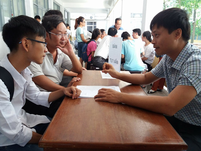 Thí sinh tìm hiểu thông tin xét tuyển đại học. (Ảnh: Phạm Mai/Vietnam+) Tuyển sinh đại học 2021: Nhiều trường mở thêm ngành học mới ảnh 1