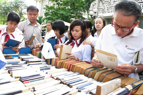 Câu đối Tết thời bao cấp “tái xuất” giữa lòng Thủ đô Hà Nội ảnh 1