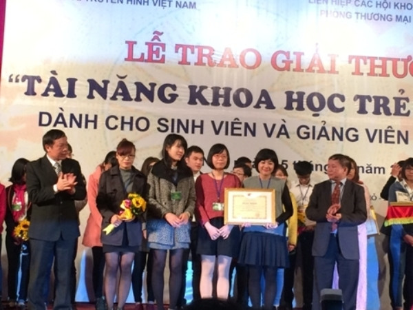 Nguyệt Minh cùng các thành viên trong nhóm nhận bằng khen của Bộ Giáo dục và Đào tạo. (Ảnh: Đại học Kinh tế quốc dân) Những sáng tạo khoa học độc đáo của sinh viên năm 2014 ảnh 3