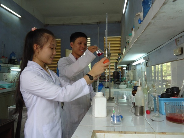 Hồ Phước Điệp và bạn nghiên cứu trong phòng thí nghiệm. (Ảnh: Nhân vật cung cấp) Những sáng tạo khoa học độc đáo của sinh viên năm 2014 ảnh 2
