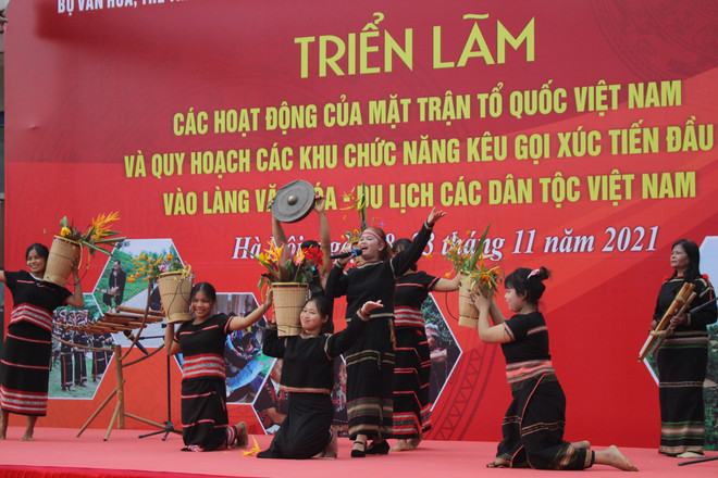 Triển lãm 99 khoảnh khắc về đại đoàn kết dân tộc tại Làng Văn hóa ảnh 1