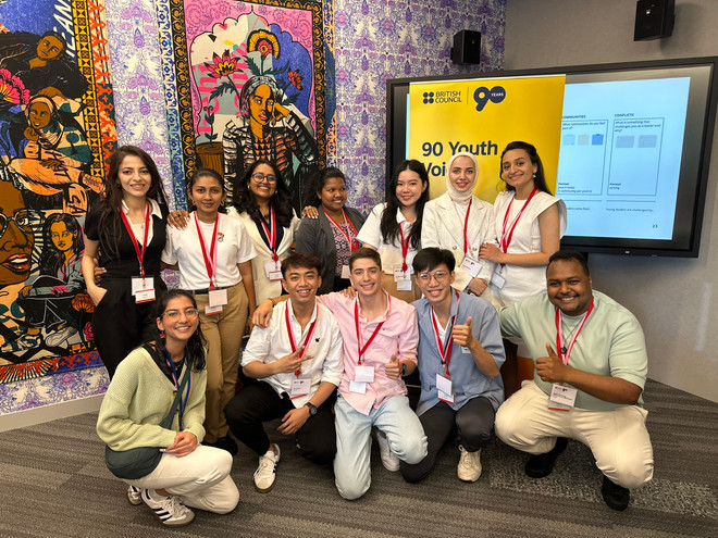 Trung, Chi, Long and their teammates in 5 days in UK..jpg