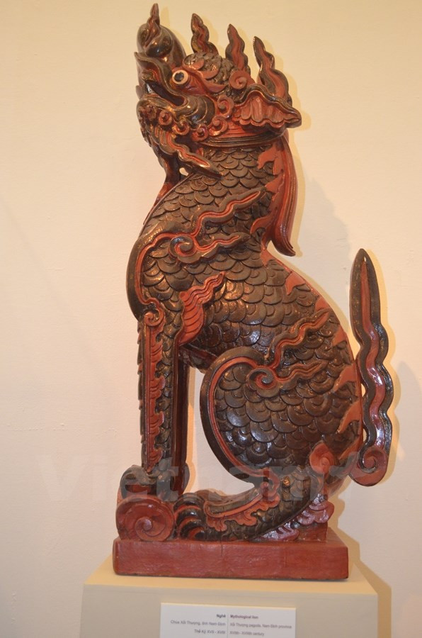 Nghê gỗ ở chùa Xối Thượng (Nam Định), thế kỷ 17-18. Ảnh chụp tại Triển lãm chuyên đề “Hình tượng sư tử và nghê trong nghệ thuật điêu khắc cổ Việt Nam,” diễn ra tại Bảo tàng Mỹ thuật Việt Nam tháng 11/2014. (Ảnh: An Ngọc/Vietnam+) Nhận diện các loài linh vật Việt trong dòng chảy lịch sử và văn hóa ảnh 4