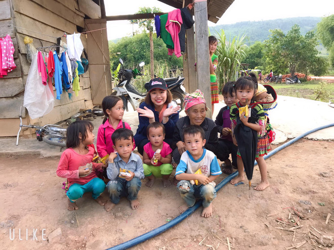 Cô Vân Nhi tranh thủ thời gian đến thăm các gia đình học sinh để hiểu hơn về đời sống gia đình của các em. (Ảnh: NVCC) Xúc động với tâm sự nghẹn lòng của những giáo viên cắm bản ảnh 3