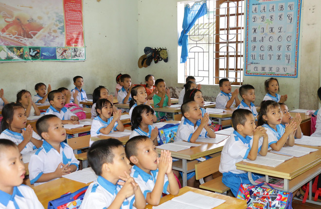 Học sinh lớp 1 sẽ được học sách mới từ năm học 2020-2021. (Ảnh: TTXVN) Sách giáo khoa lớp 1: Đa dạng hóa và 'cuộc chiến' giành thị phần ảnh 1
