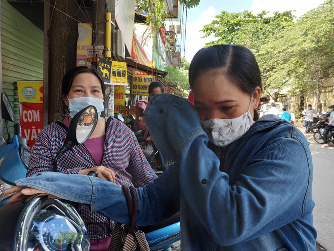 Tốt nghiệp THPT: Con vào trường thi, mẹ trào nước mắt ảnh 1