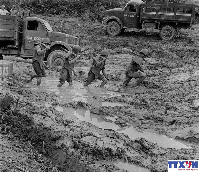 “Đường 20 Quyết Thắng”: Dấu chân phóng viên TTXVN ở “cung đường lửa" ảnh 1