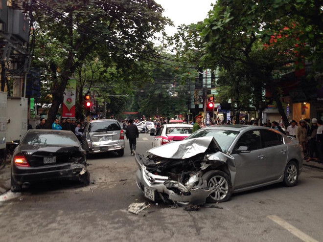 [Photo] Hiện trường vụ "xe điên" trước Viện Mắt Trung ương ảnh 1