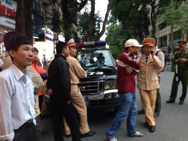 [Photo] Hiện trường vụ "xe điên" trước Viện Mắt Trung ương ảnh 7