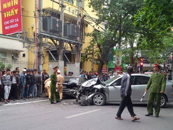 [Photo] Hiện trường vụ "xe điên" trước Viện Mắt Trung ương ảnh 4