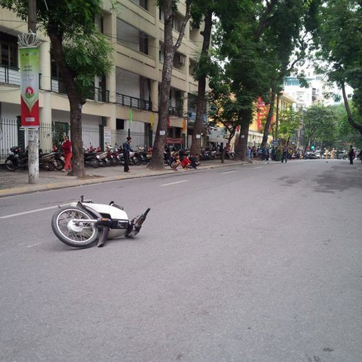 [Photo] Hiện trường vụ "xe điên" trước Viện Mắt Trung ương ảnh 6