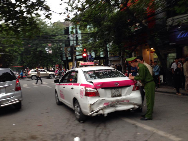 [Photo] Hiện trường vụ "xe điên" trước Viện Mắt Trung ương ảnh 2