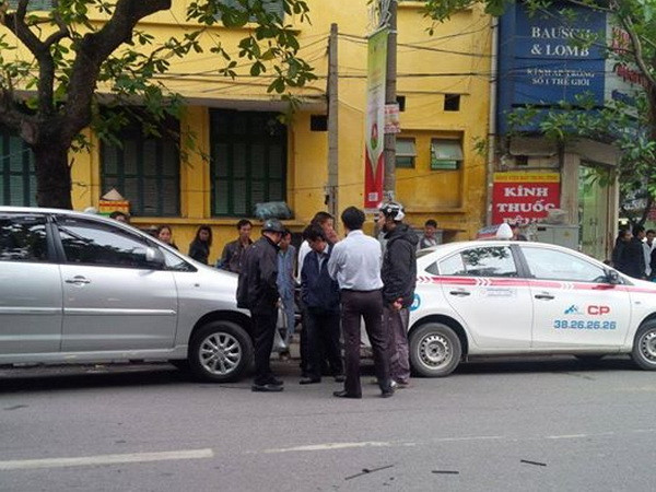 [Photo] Hiện trường vụ "xe điên" trước Viện Mắt Trung ương ảnh 5