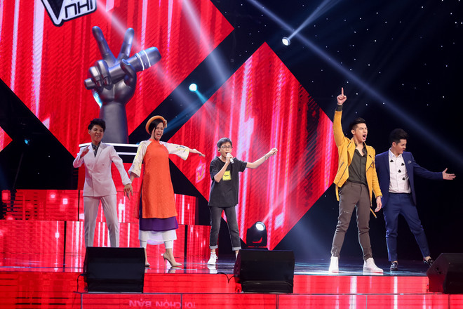 Cậu bé “vắt hai chân lên cổ” gây “sốt” tại Giọng hát Việt nhí ảnh 7