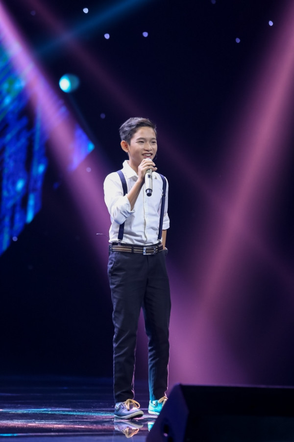 Cậu bé “vắt hai chân lên cổ” gây “sốt” tại Giọng hát Việt nhí ảnh 3