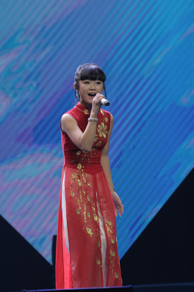 Cậu bé “vắt hai chân lên cổ” gây “sốt” tại Giọng hát Việt nhí ảnh 6