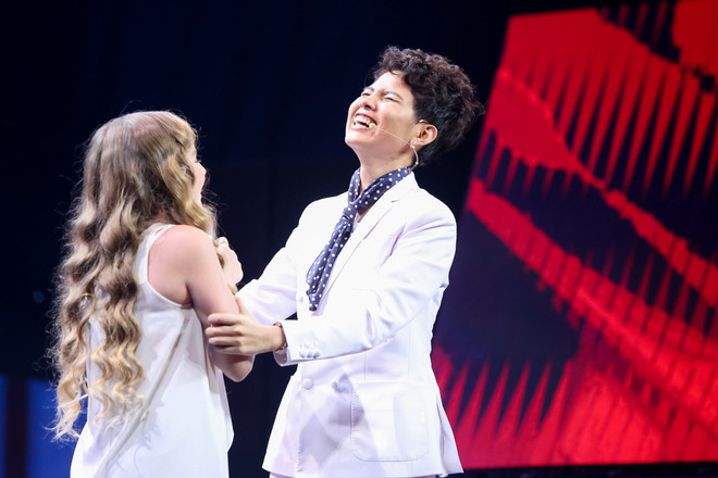 Cậu bé “vắt hai chân lên cổ” gây “sốt” tại Giọng hát Việt nhí ảnh 2