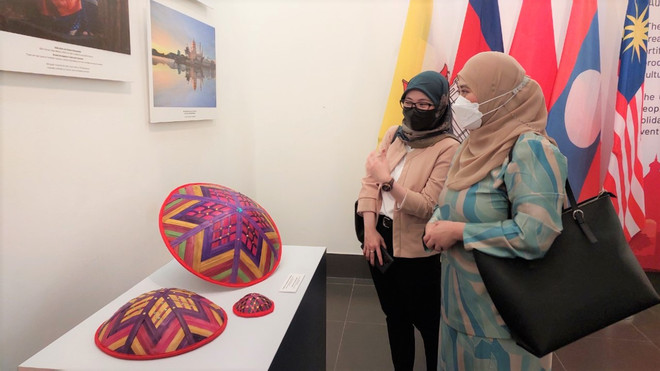 Độc đáo trang phục truyền thống và đồ thủ công của các nước ASEAN ảnh 4