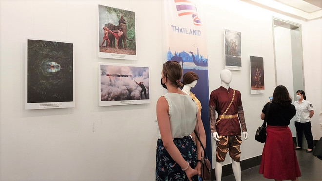 Độc đáo trang phục truyền thống và đồ thủ công của các nước ASEAN ảnh 3