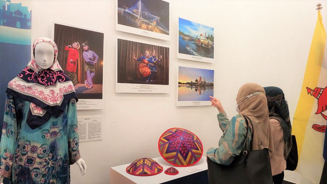 Độc đáo trang phục truyền thống và đồ thủ công của các nước ASEAN ảnh 1