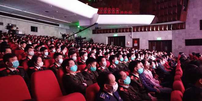 Đông đảo cán bộ, chiến sỹ tham gia chương trình. (Ảnh: Minh Thu/Vietnam+) Chương trình nghệ thuật khơi dậy trách nhiệm bảo vệ biển trời Tổ quốc ảnh 2