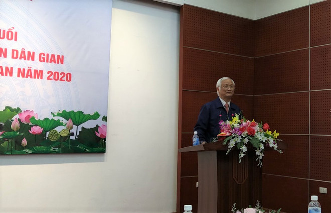 Tiến sỹ Lê Hồng Lý, Chủ tịch Hội Văn nghệ dân gian Việt Nam, nhận xét về các công trình nghiên cứu văn hóa dân gian năm nay. (Ảnh: Minh Thu/Vietnam+) Vinh danh những tác phẩm văn nghệ dân gian tiêu biểu năm 2020 ảnh 1