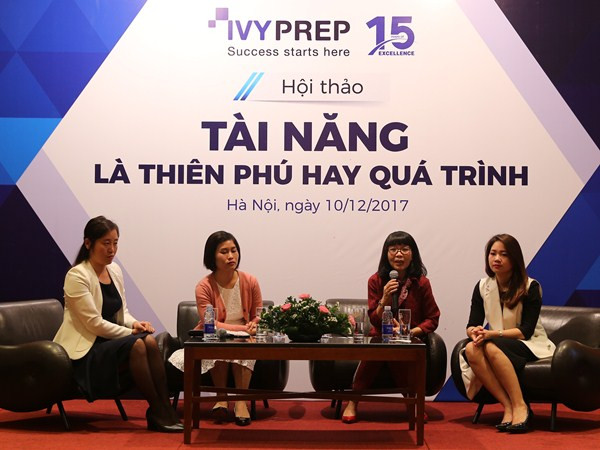 Bà Phan Hồ Điệp, mẹ thần đồng Đỗ Nhật Nam, chia sẻ với các phụ huynh (Ảnh: BTC) Công thức nào vun đắp tài năng và xây dựng thành công cho con? ảnh 1