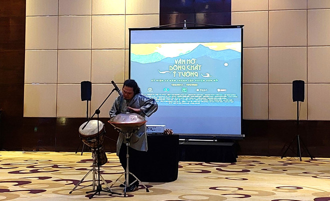 Nghệ sỹ bộ gõ Trần Xuân Hòa sẽ biểu diễn trong chương trình. (Ảnh: Minh Thu/Vietnam+) Sân khấu thực cảnh Vân Hồ hội tụ yếu tố sáng tạo và văn hóa dân gian ảnh 2