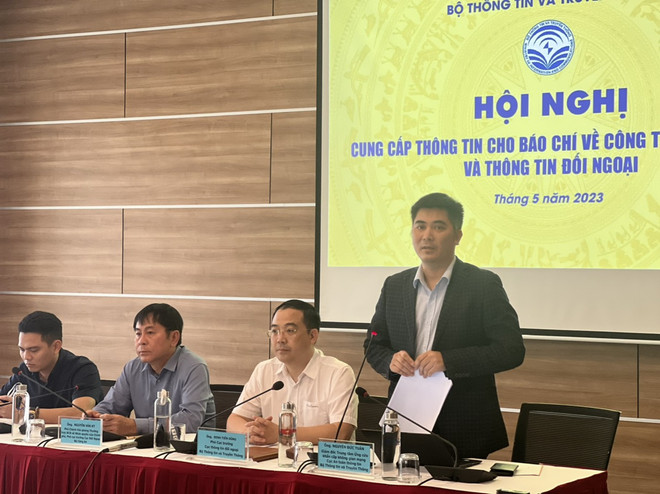 Ông Nguyễn Đức Tuân, Giám đốc Trung tâm Ứng cứu khẩn cấp không gian mạng (phải) phát biểu tại hội nghị. (Ảnh: Phạm Bình Minh/Vietnam+) Tìm cách bảo vệ 'mỏ vàng' dữ liệu cá nhân trên không gian mạng ảnh 2