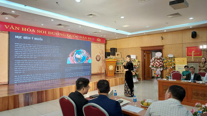 Đại diện ban tổ chức trình bày nội dung đề án Dấu ấn Việt Nam. (Ảnh: Minh Thu/Vietnam+) Xây dựng chương trình song ngữ trên VTV4 để quảng bá 'Dấu ấn Việt Nam' ảnh 1