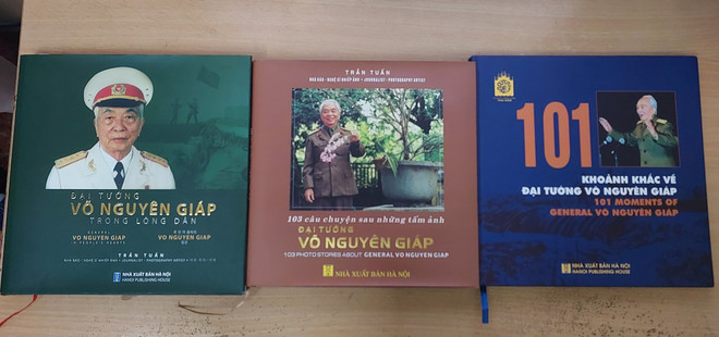 Một số sách ảnh của nhiếp ảnh gia Trần Tuấn. (Ảnh: Minh Thu/Vietnam+) NSNA Trần Tuấn và gần 40 năm 'chuyên trách' Đại tướng Võ Nguyên Giáp ảnh 6