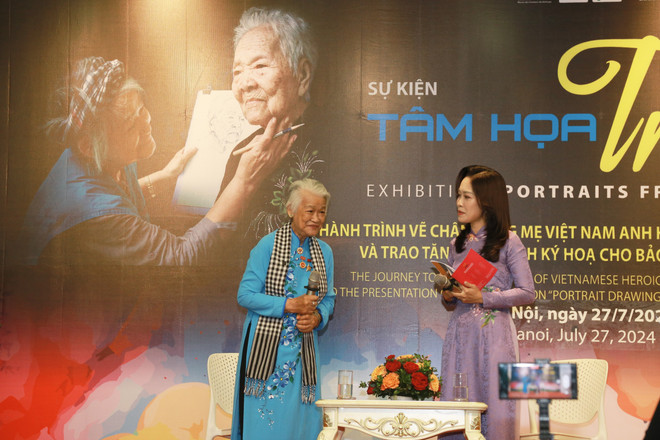 Họa sỹ Đặng Ái Việt (trái) chia sẻ về hành trình của mình. (Ảnh: Minh Thu/Vietnam+) vnp_phunu0.jpg