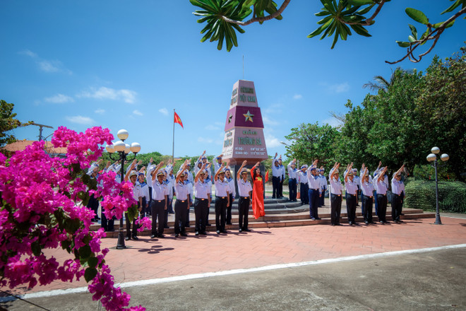 Nghệ sỹ Ưu tú Khánh Hòa (áo đỏ) là ca sỹ chính của bộ phim. Chị đã đến Trường Sa 8 lần và có sự gắn bó đặc biệt với vùng biển trời thiêng liêng này. (Ảnh: VTV) truongsa4.jpg