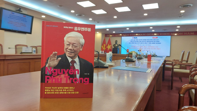 Cuốn sách đã được xuất bản bằng tiếng Hàn tại Hàn Quốc. (Ảnh: Minh Thu/Vietnam+) tbt.jpg