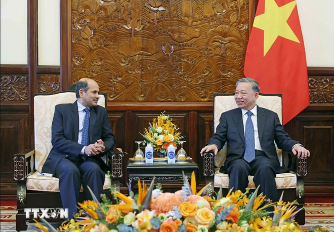 Chủ tịch nước Tô Lâm tiếp Đại sứ Cộng hòa Ấn Độ tại Việt Nam Sandeep Arya. (Ảnh: Nhan Sáng/TTXVN) Screenshot 2024-07-20 202227.png