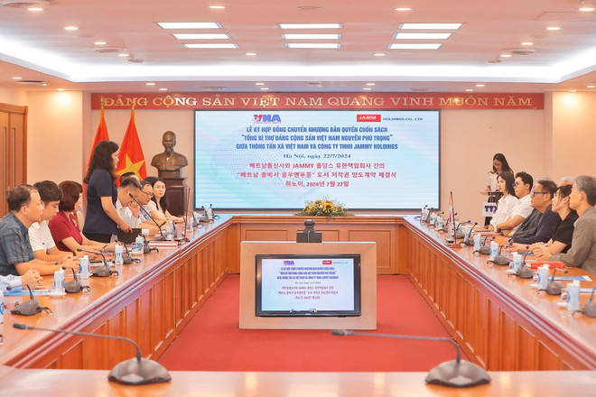 Quang cảnh lễ ký kết. (Ảnh: Minh Quyết/TTXVN) vna_potal_le_ky_ket_hop_dong_ban_quyen_cuon_sach_“tong_bi_thu_dang_cong_san_viet_nam_nguyen_phu_trong”_7495304.jpg