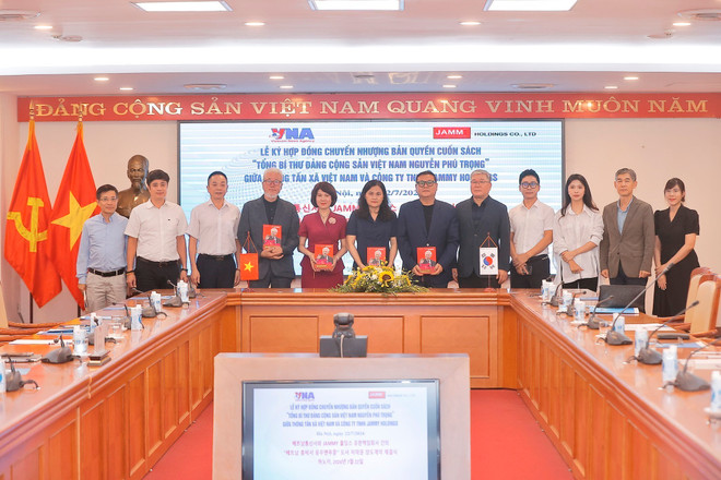 Đại biểu tại lễ ký kết. (Ảnh: Minh Quyết/TTXVN) vna_potal_le_ky_ket_hop_dong_ban_quyen_cuon_sach_“tong_bi_thu_dang_cong_san_viet_nam_nguyen_phu_trong”_7495308.jpg