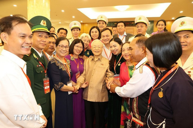 Tổng Bí thư Nguyễn Phú Trọng với các đại biểu điển hình tiên tiến toàn quốc. (Ảnh: Trí Dũng/TTXVN) tbt1.jpg