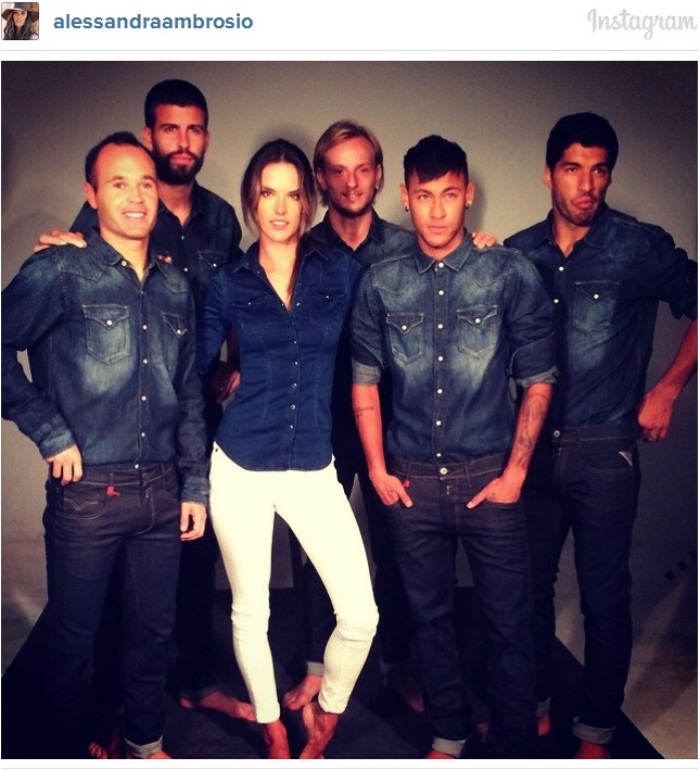 Neymar, Iniesta, Suarez diện đồ bò bên cạnh thiên thần nội y ảnh 1