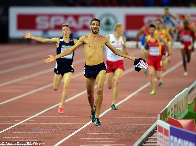 Bị tước HCV vì cởi áo ăn mừng khi còn chưa qua vạch đích ảnh 1