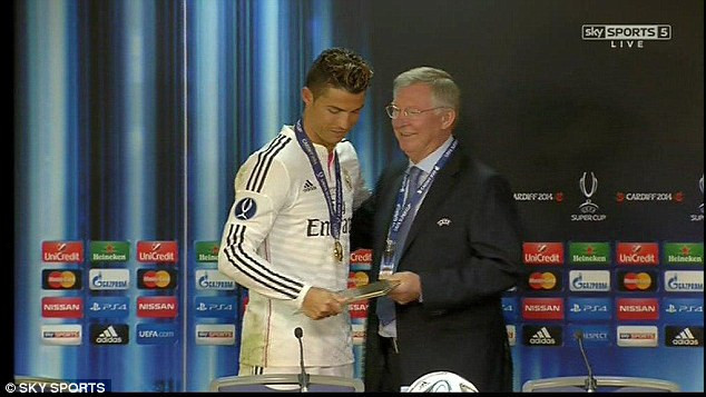 Cristiano Ronaldo dâng tặng danh hiệu cho thầy Ferguson ảnh 1