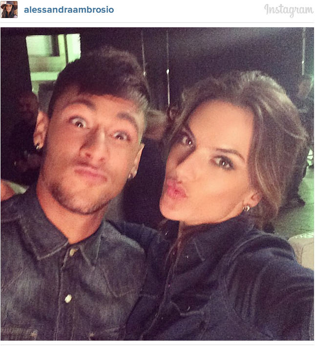 Neymar, Iniesta, Suarez diện đồ bò bên cạnh thiên thần nội y ảnh 2